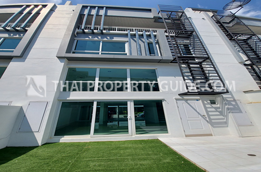 Townhouse for rent in Lat Phrao
